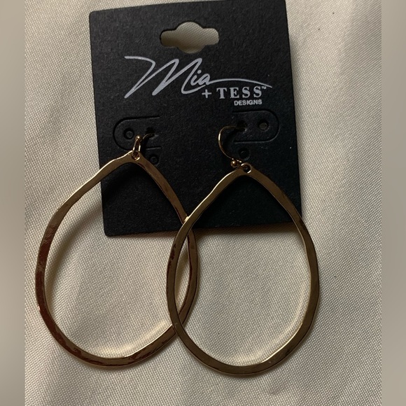 NWT Mia + Tess Dangling golden color earrings - Picture 1 of 3